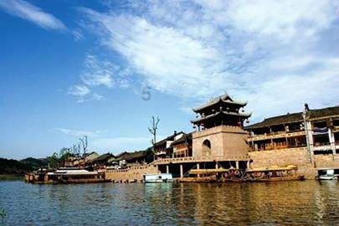 火箭战术改变显著，先发主控担任副手，18+5后卫有决定性作用